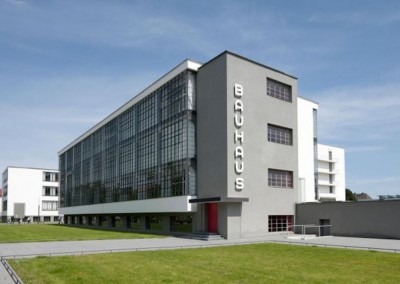Gropius, Walter. Bauhaus, Dessau, vista da ala dos estudantes, 1925.
