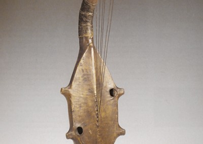 Harpa antropomórfica nbaka (Congo).