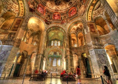 altar da Basílica de São Vital, século V.