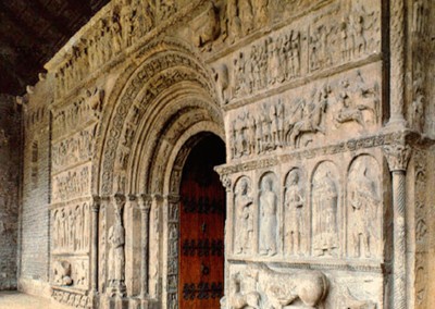 portada de igreja românica.