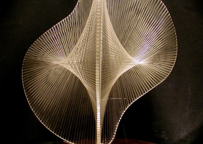 Gabo, Naum. Construção linear no espaço, 1957-58.